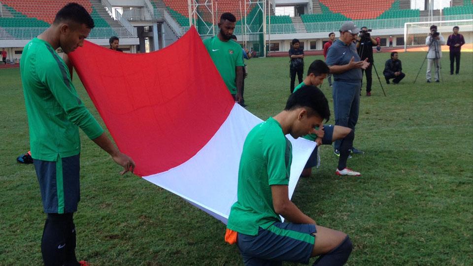 Upacara%20dilakukan%20Timnas%20Senior%20di%20Hari%20Kemerdekaan%20Indonesia%20ke%2071%2C%2017%20Agustus%202016%20sebelum%20memulai%20latihan%20pagi.